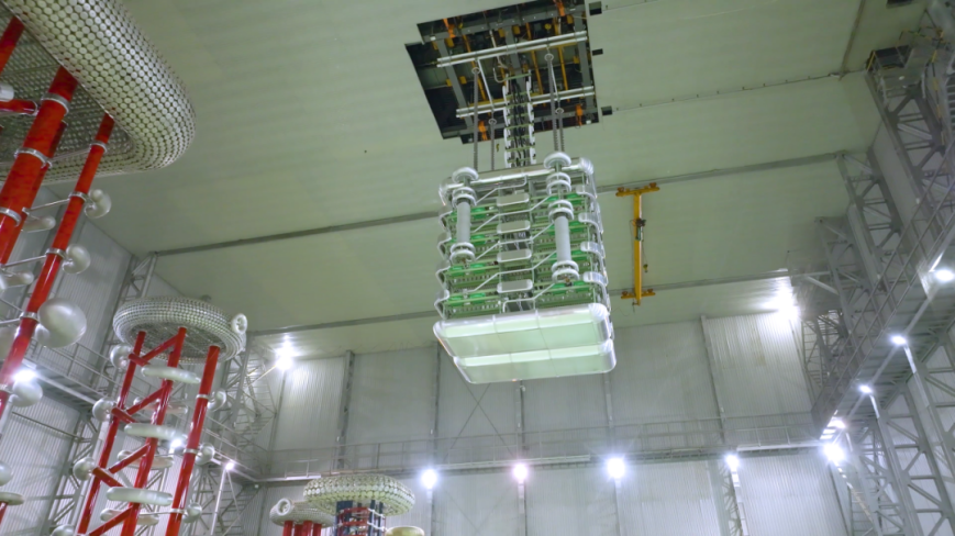 国家电网自主研发全球首台±800千伏/800万千瓦可控换相换流阀入选2025年度央企十大国之重器